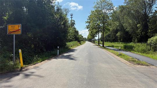 Blick auf die sanierte Fahrbahn der K 65 bei Dornbusch. Die Fahrbahnmarkierung wird im August aufgetragen.