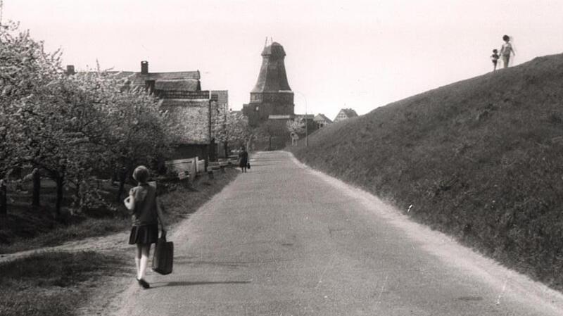 Galerieholländer-Windmühle in Borstel neigt sich wie der Schiefe Turm von Pisa Blick auf die sanierungsbedürftige Borsteler Mühle und den alten Elbdeich in den 1960er/1970er Jahren. Der Galerieholländer wurde 1855/1856 von dem Müller Adolf Friedrich Peters erbaut.