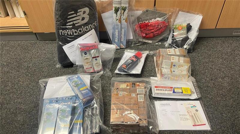 Notorische Ladendiebe auf A1 gestoppt – Trickdiebe immer größeres Problem Blick auf die sichergestellten Hygieneartikel.