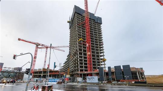 Blick auf die stillgelegte Baustelle des Elbtowers.