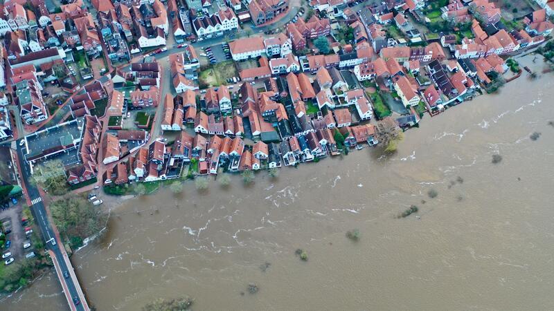 Keine Entwarnung in Hochwasser-Gebieten Blick auf die teilweise unter Wasser stehende Altstadt von Verden an der Aller. In weiten Teilen Niedersachsens bleibt die Hochwasserlage angespannt.