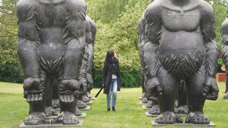 Blick auf die überdimensionalen Gorilla-Skulpturen vom chinesischen Künstler Ruowang Liu.