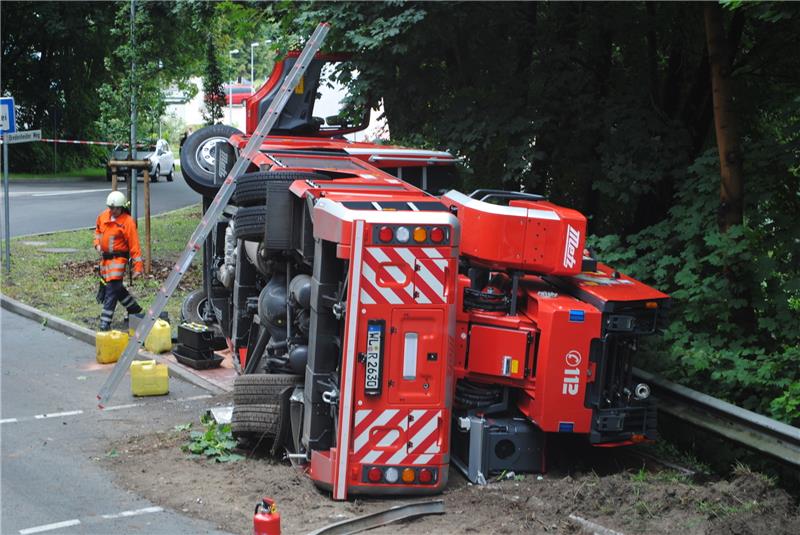 Blick auf die umgekippte Drehleiter an der L235 in Neu Wulmstorf. Foto Vasel