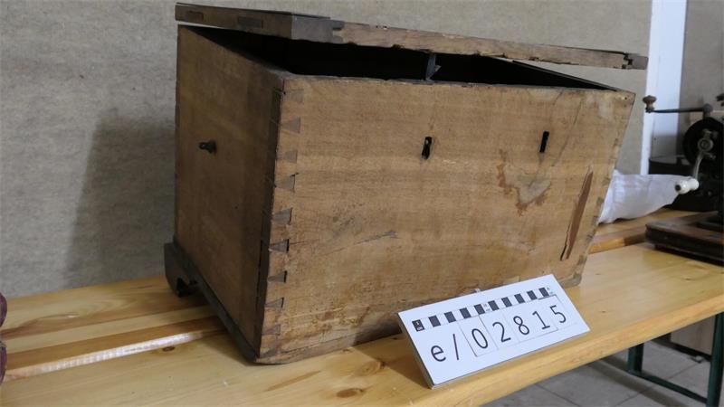 Drei Frauen entdecken Schatz der Buxtehuder Schützengilde von 1539 Blick auf die unscheinbare Schatztruhe.
