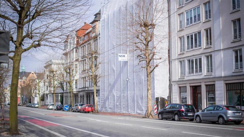 Blick auf die verhüllte Hausfassade des Gebäudes der Hafenstraße 42. Foto: Hartmann