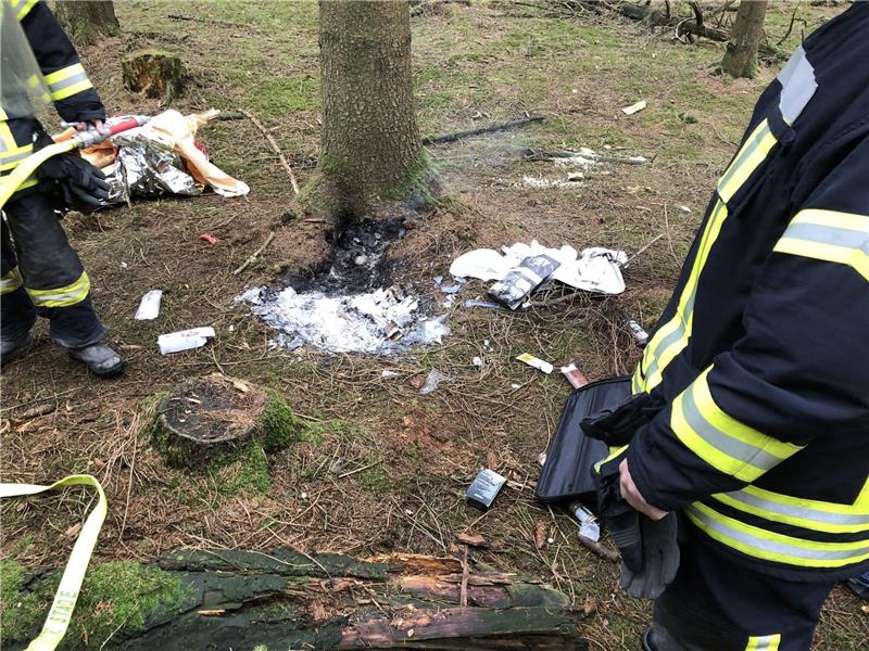 Blick auf die vermüllte Feuerstelle im Wald zwischen Schwinge und Wiepenkathen. Foto Klempahn/Feuerwehr