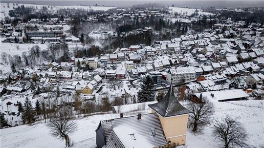 Blick auf die verschneite Bergstadt St. Andreasberg: Nach dem Wintereinbruch erwarten Meteorologen einen Wetterumschwung. 