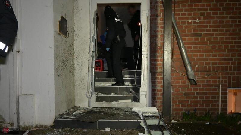 Blick auf die vom Spezialeinsatzkommando (SEK) gesprengte Tür eines Gebäudes an der Altländer Straße in Stade.