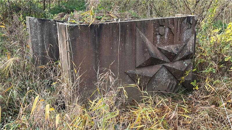 Blick auf die zerlegte Sturmflut-Stele auf dem Lagerplatz des Bauhofs der Samtgemeinde Lühe.