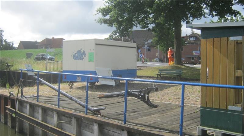 Blick auf die zerstörte Gaffel im Borsteler Hafen. Foto: Becker