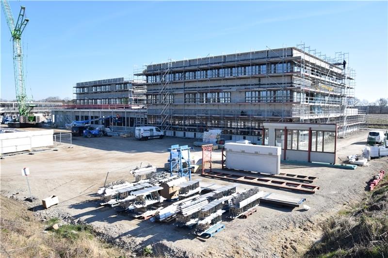 Blick auf die zukünftige Oberschule in Riensförde: Zwei Drittel des Rohbaus stehen bereits. Foto: Battmer