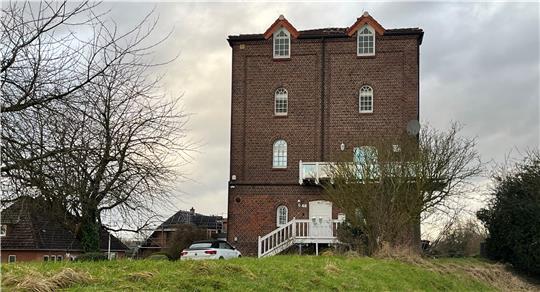 Blick auf die zum Wohnhaus umgebaut Mühle von 1929/1934 auf dem Hasselwerder Deich in Neuenfelde.