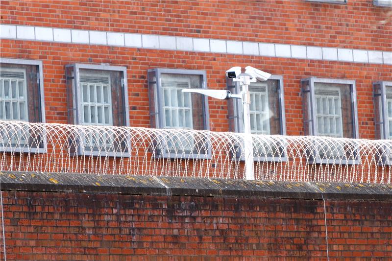 Lebenslänglich Verurteilte werden im Norden nur selten begnadigt Blick auf die Justizvollzugsanstalt Neumünster. Foto: Frank Molter/dpa