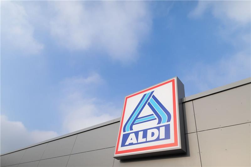 Blick auf ein Firmen-Logo an einem Aldi Markt.