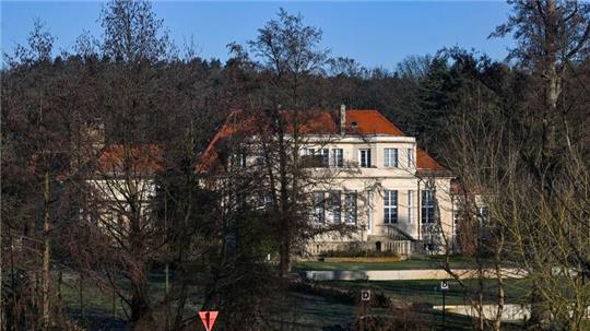 Blick auf ein Gästehaus in Potsdam, in dem AfD-Funktionäre sowie einzelne Mitglieder der CDU und der erzkonservativen Werteunion an einem Rechten-Treffen teilgenommen haben.