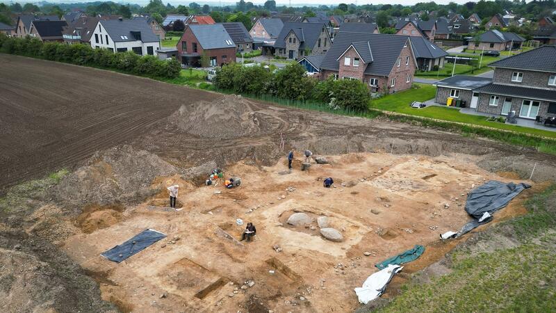 Zwei Großsteingräber aus Jungsteinzeit in Hattstedt entdeckt Blick auf ein Grabungsfeld bei archäologischen Ausgrabungen zweier unbekannter Großsteingräber.