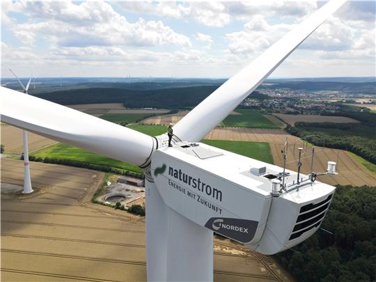 Blick auf ein Naturstrom-Windrad. Foto: Naturstrom AG