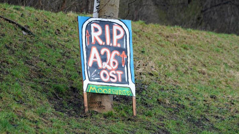 Blick auf ein Protestplakat mit der Aufschrift "R.I.P. A26 Ost. Moorburg" hängt an einem Baum im Stadtteil Moorburg. 
