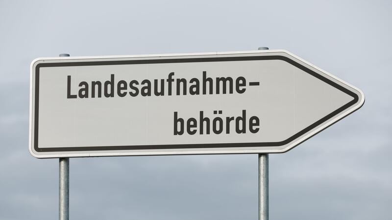 Blick auf ein Schild „Landesaufnahmebehörde“.