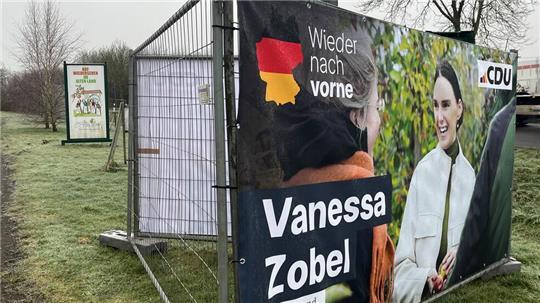 Blick auf ein Wahlplakat von Vanessa Zobel (CDU).