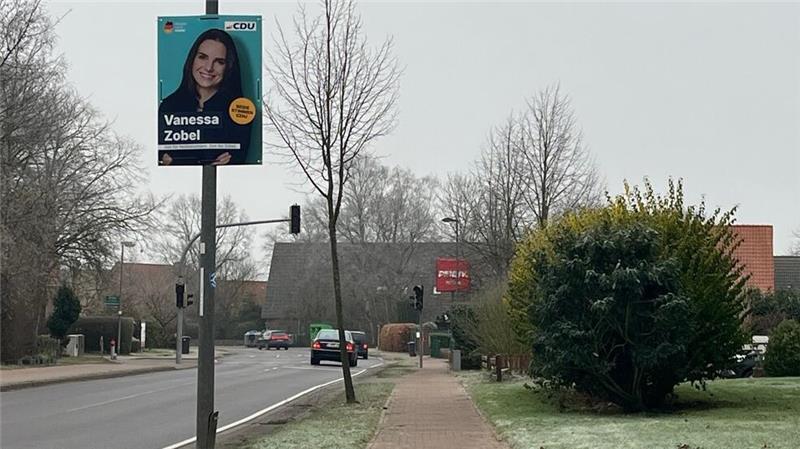 Blick auf ein Wahlplakat von Vanessa Zobel (CDU).