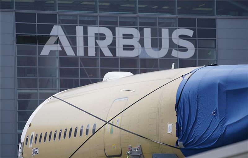 Blick auf ein Werksgelände von Airbus. Foto: Marcus Brandt/dpa