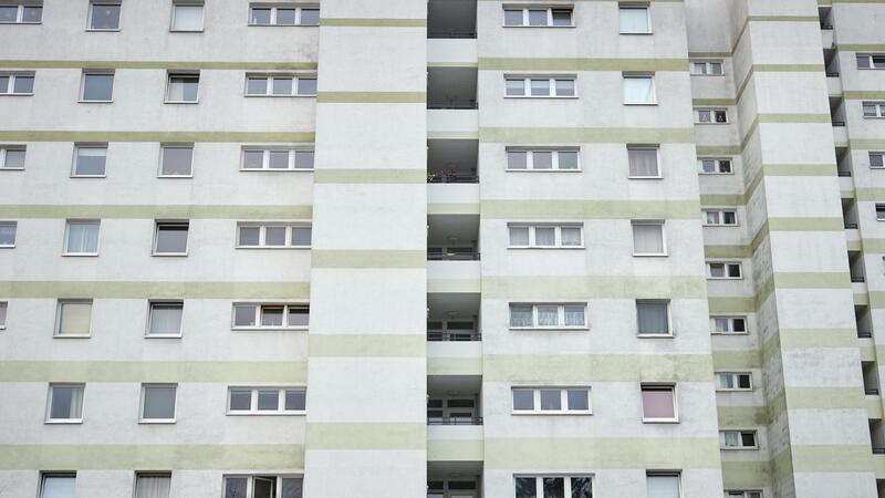 Wohnungsleerstand sinkt deutlich - Druck auf die Mieten Blick auf ein Wohnhaus in Hamburg-Eidelstedt. In Deutschland stehen immer weniger Wohnungen leer.