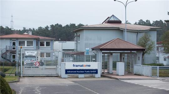 Blick auf ein Zugangstor vom Werk der Framatome - Advanced Nuclear Fuels GmbH.