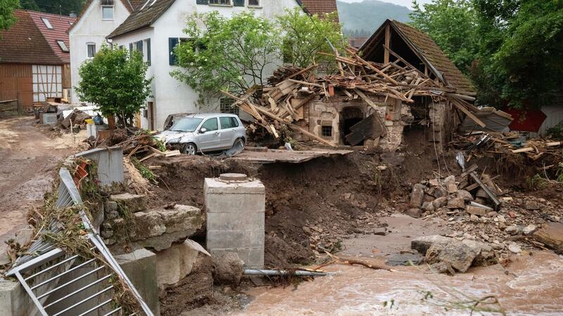 Hochwasser in Süddeutschland bleibt kritisch Blick auf ein durch Hochwasser zerstörtes Gebäude an der Wieslauf.