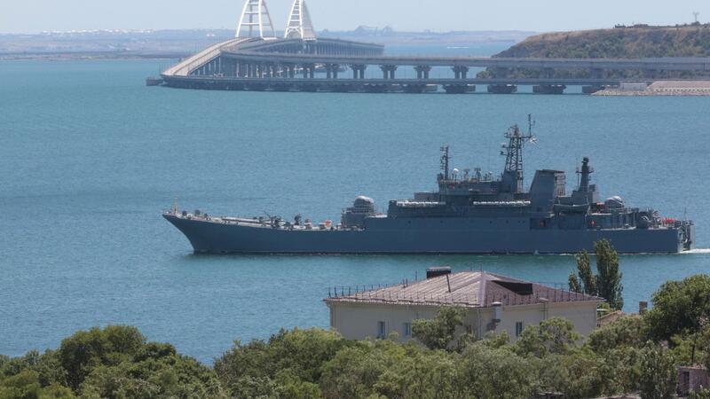 Ukraine: Haben russische Marineschiffe getroffen Blick auf ein großes Landungsschiff des russischen Militärs auf der russisch besetzten Krim.