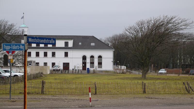 Blick auf ein leeres Baugrundstück an der Weststrandstraße auf der ostfriesischen Insel Norderney.