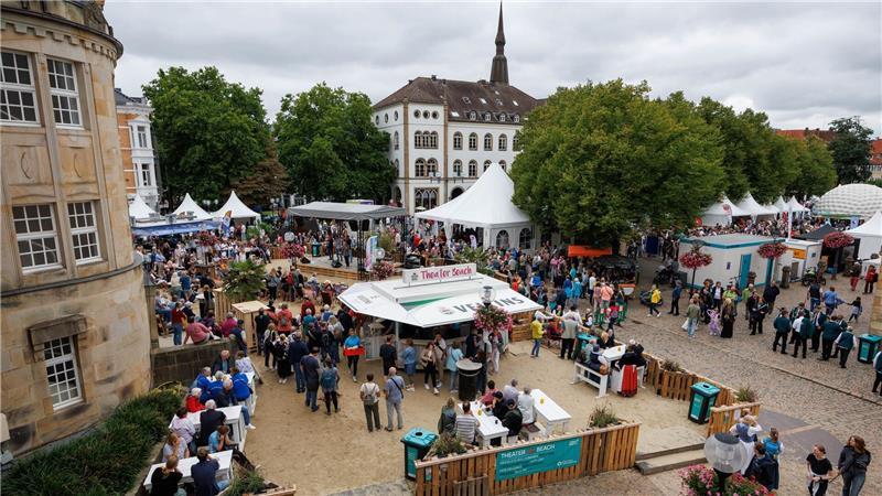 500.000 Menschen feiern friedlich beim Tag der Niedersachsen Blick auf eine Bühnenshow vor dem Theater in Osnabrück – trotz grauem Himmel verfolgten zahlreiche Gäste das Programm.