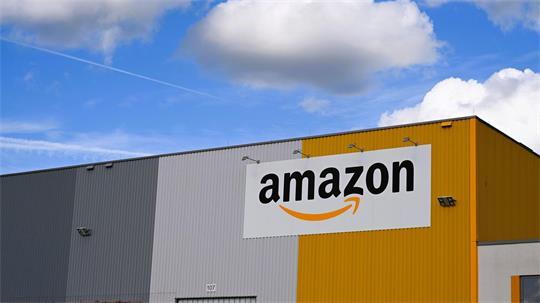 Blick auf eine Dortmunder Logistikhalle von Amazon. (Archivbild)