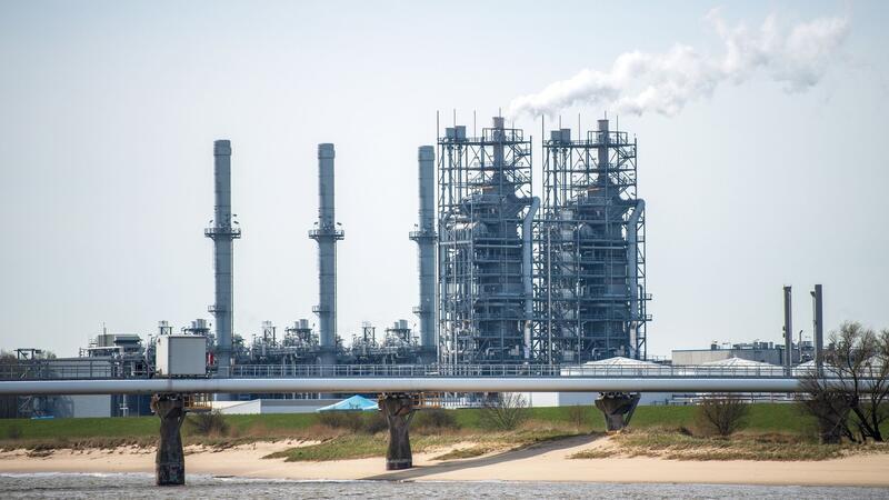 Konsortium: Bau von Landterminal finanziell gesichert Blick auf eine Fläche vor dem Industriepark Stade.