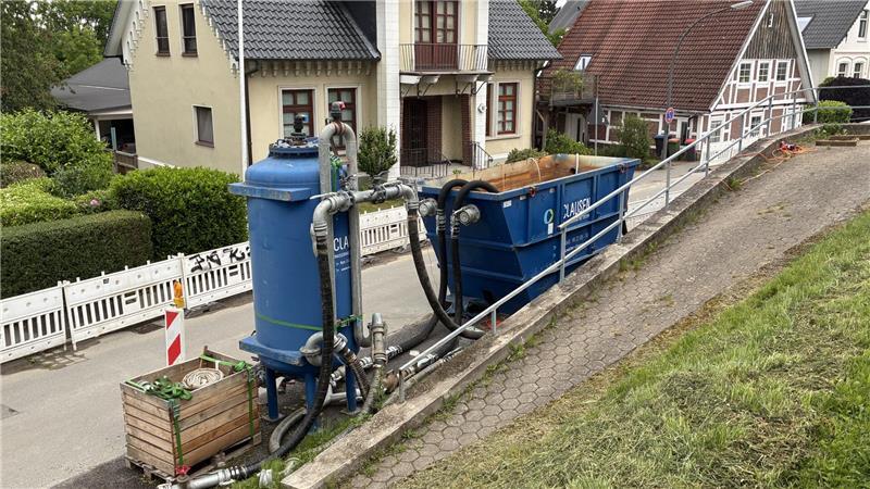 Pendler: Arbeiten in Cranz enden, doch nächste Sperrung steht bevor Blick auf eine Spülpumpe am Estedeich.