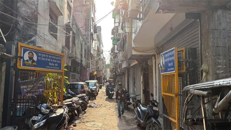 Blick auf eine Straße im Neu-Delhi-Viertel Paharganj, wo mehrere Organisationen zum Schutz von Straßenkindern angesiedelt sind. 