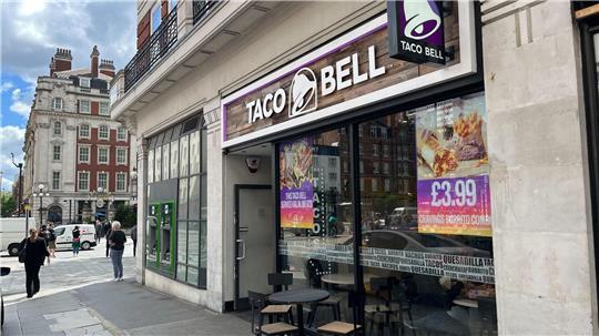 Blick auf eine Taco Bell-Filiale in London. Die US-Fast-Food-Kette Taco-Bell unternimmt den zweiten Anlauf zur Expansion in Deutschland. (Archivbild)