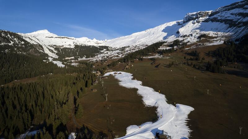 Blick auf eine Talabfahrt aus Kunstschnee. Viele Urlauber fahren zum Skifahren oder zum Wandern in die Schweiz (Archivbild).