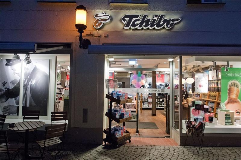Blick auf eine Tchibo-Filiale. 300 Jobs sollen in der Krise abgebaut werden. Foto: dpa