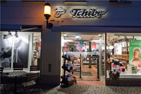 Blick auf eine Tchibo-Filiale. 300 Jobs sollen in der Krise abgebaut werden. Foto: dpa