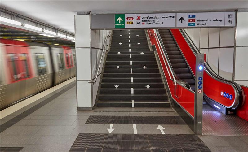Die längsten U-Bahn-Fahrtreppen Hamburgs werden erneuert Blick auf eine Treppe und eine Rolltreppe in der U-Bahn-Station am Jungfernstieg (Symbolbild). Foto: Georg Wendt/dpa