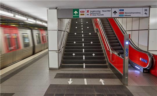 Blick auf eine Treppe und eine Rolltreppe in der U-Bahn-Station am Jungfernstieg (Symbolbild). Foto: Georg Wendt/dpa