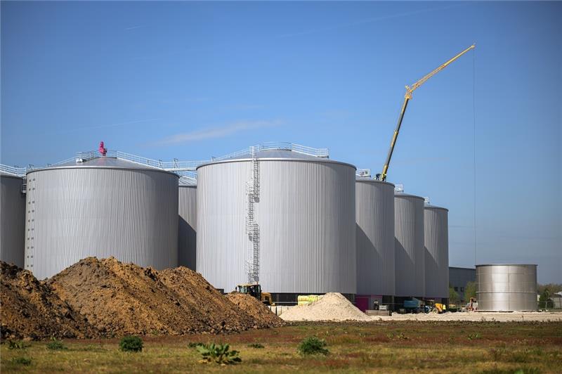 Biomethananlage im XXL-Format liefert Kraftstoff aus Mist und Gülle Blick auf eine sich im Bau befindende riesige Biogasanlage. Auf einer Fläche von mehr als 13 Hektar in einem Gewerbegebiet nahe der Kleinstadt Friesoythe bei Cloppenburg entsteht derzeit eine der größten Biogasanlagen Europas. Foto: Mohssen Assanimoghaddam/dpa