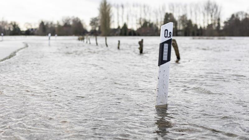 Nachwehen des Dauerregens: Hochwasser belastet mehrere Bundesländer stark Blick auf eine überflutete Straße zum Ortsteil Jeversen am Fluss Aller im Landkreis Celle.
