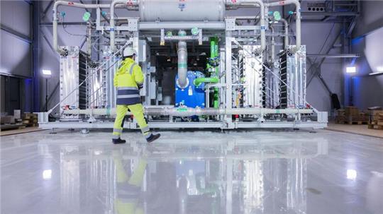 Blick auf einen Elektrolyseur für die Herstellung von grünem Wasserstoff.