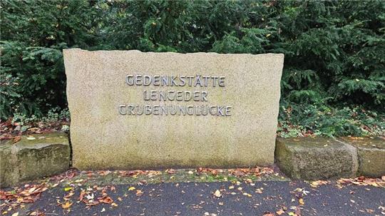 Blick auf einen Gedenkstein mit der Aufschrift „Gedenkstätte Lengeder Grubenunglücke“ in Lengede.
