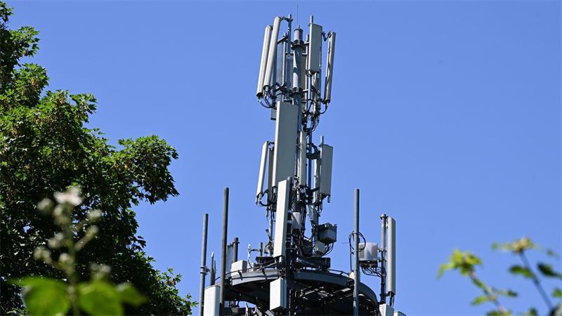 Blick auf einen Mobilfunk-Standort, an dem in verschiedenen Standards gefunkt wird.