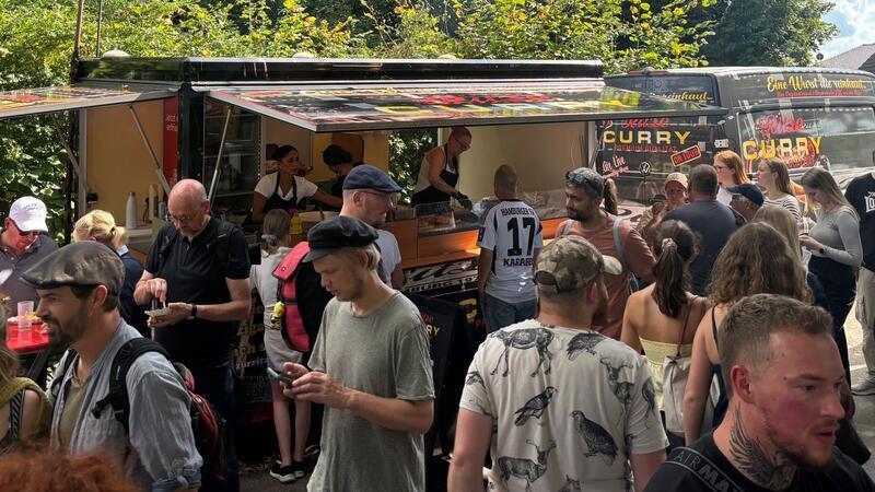 Kiez-König: Carsten Marek kommt mit Ritze-Curry nach Horneburg Blick auf einen Ritze Curry-Foodtruck in Tostedt.