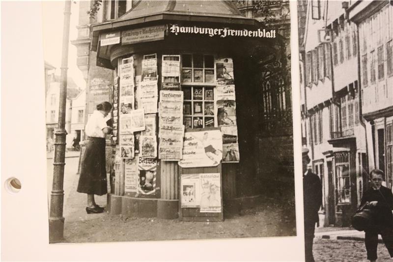 Blick auf einen Stader Zeitungskiosk, auch das nationalsozialistische antisemitische Hetzblatt „Der Stürmer“ wird verkauft. Foto: Stadtarchiv