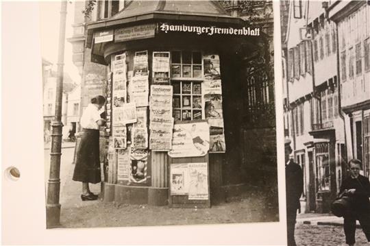 Blick auf einen Stader Zeitungskiosk, auch das nationalsozialistische antisemitische Hetzblatt „Der Stürmer“ wird verkauft. Foto: Stadtarchiv